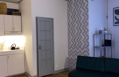 Mid-Wilshire Apartment | Vintage cozy studio stay in the Heart of LA