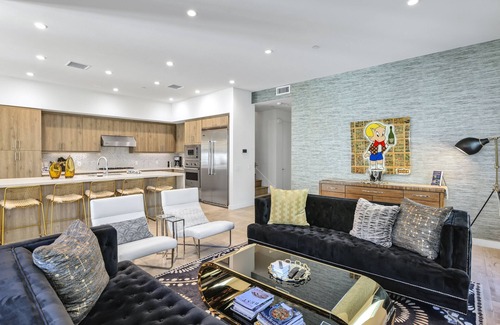 Historic Tennis Club Condo | Vista Montaña - Beautiful downtown townhome!