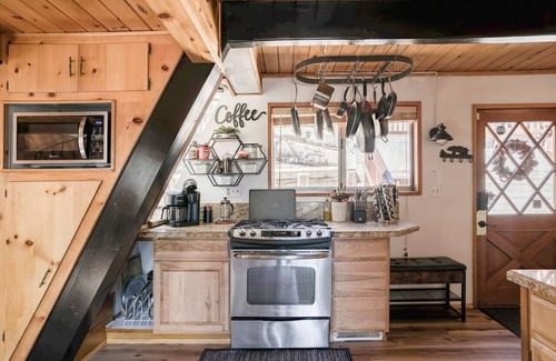 Big Bear Lake Ski Chalet | Walk 2 Bear Mtn! Indoor Spa, Pool Table, Arcades