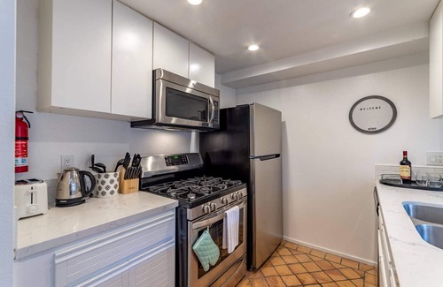 Hollywood House | Walk 2 Hollywood Bowl Modern Loft Indoor Parking