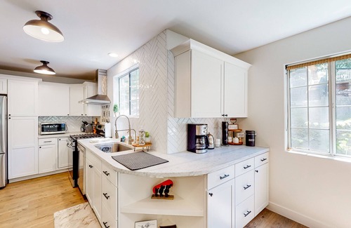 Crestline House | Walk to lake | BBQ Grill | Fire pit| Shuffleboard