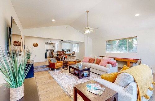 Crestline House | Walk to lake | BBQ Grill | Fire pit| Shuffleboard