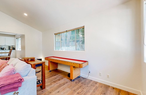 Crestline House | Walk to lake | BBQ Grill | Fire pit| Shuffleboard