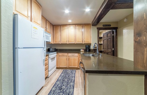 Mammoth Lakes Condo | Walk to Ski Condo, Pool, Spa, Gym, Tennis 398