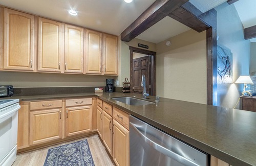 Mammoth Lakes Condo | Walk to Ski Condo, Pool, Spa, Gym, Tennis 398