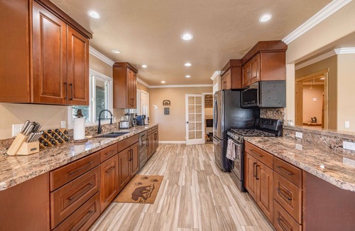 Moonridge Cabin | Walk to Ski Resort: Mtn-View Cabin w/Hot Tub!