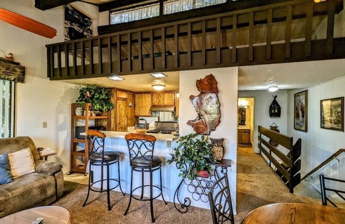Big Bear Lake Condo | Walk to the Slopes! Rustic Townhouse by Snow Summit