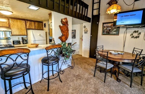 Big Bear Lake Condo | Walk to the Slopes! Rustic Townhouse by Snow Summit