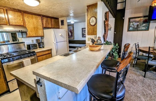 Big Bear Lake Condo | Walk to the Slopes! Rustic Townhouse by Snow Summit