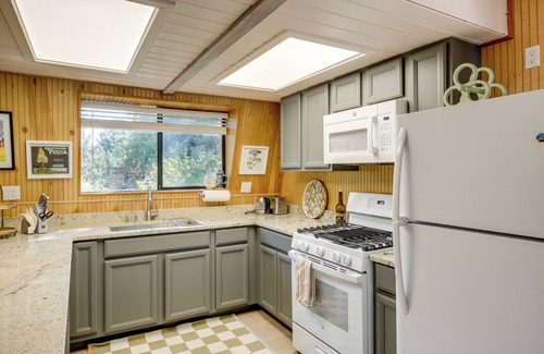 Pine Mountain Club Cabin | Walk to Village: Cozy Cabin in Pine Mountain Club!