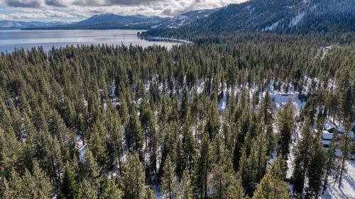 Sunnyside House | Ward Creek by AvantStay 5 Min Walk to Lake Deck
