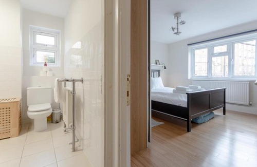 Elephant and Castle Apartment | Well located 2 Bedroom 1 Bath in Elephant & Castle