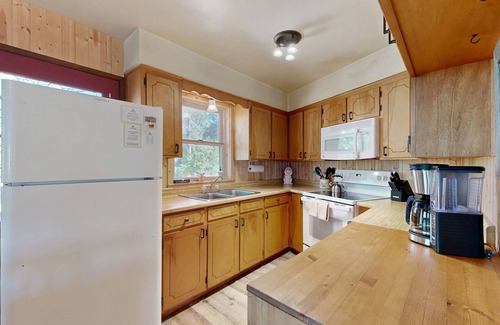 Groveland Cabin | Whimsical dog-friendly cabin with fireplace & deck - close to Yosemite, skiing