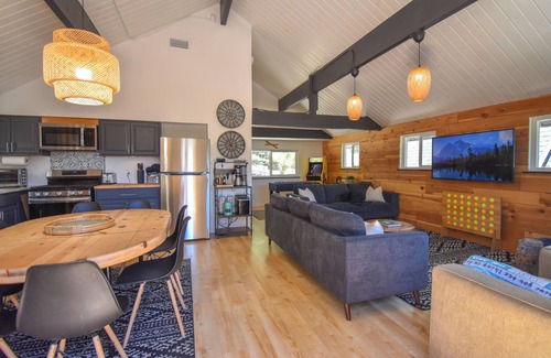 Green Valley Lake Cabin | Whispering Woods - Fire pit, BBQ, Pets, Trails!