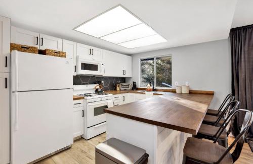 Fox Farm Ski Chalet | Wildwood Lodge by Big Bear Vacations Hot Tub Ultra Cozy Fox Farm Retreat