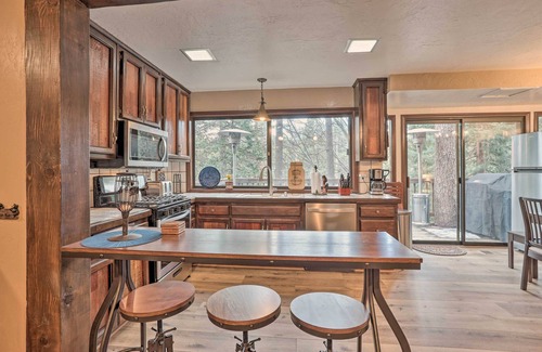 Twin Peaks House | Woodsy Twin Peaks Getaway w/Hot Tub & Views!