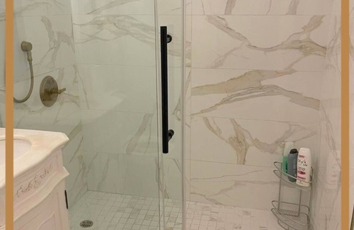 Westlake Apartment | Your Queen Studio-Perfect for Two!