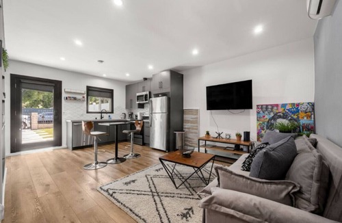 Woodland Hills House | ৎ୭ Clarendon Hideaway ৎ୭