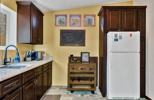 Idyllwild House | 1/2 acre fenced Dog&Kiddo Paradise 3rd Bdrm Option Fire Pit Sky Deck Town Close