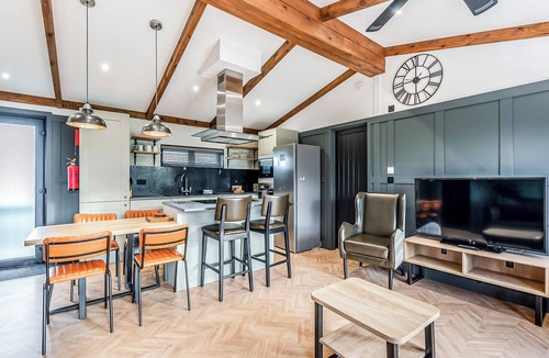 Saintbury Ski Chalet | 1 bedroom accommodation in Snitterfield, Stratford Upon Avon