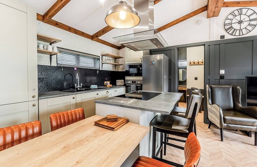 Saintbury Ski Chalet | 1 bedroom accommodation in Snitterfield, Stratford Upon Avon