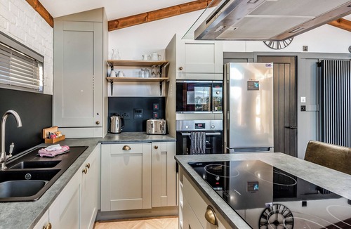Saintbury Ski Chalet | 1 bedroom accommodation in Snitterfield, Stratford Upon Avon