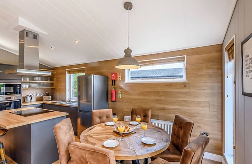 Saintbury Ski Chalet | 1 bedroom accommodation in Snitterfield, Stratford Upon Avon