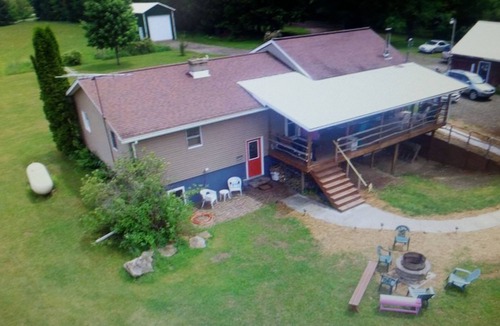 Russell Apartment | 1 bedroom apt nestled in 40 acres of nature. 5 star air bnb rating!