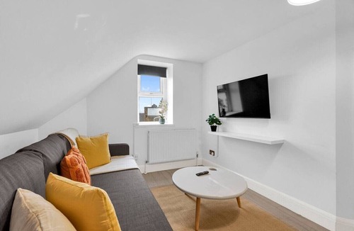 Balham Apartment | 1-Bedroom in the Heart of Balham –Sleeps 3