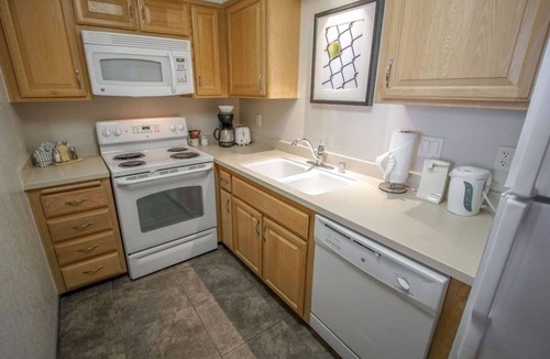 Historic Tennis Club Condo | 1-BR Condo near Palm Canyon Drive | Pools + Spa