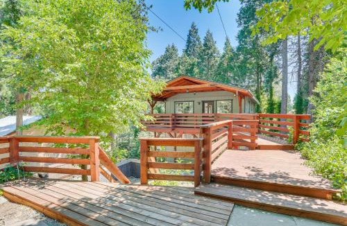 Crestline House | 1 Mi to Lake Crestline Cabin with Deck and Gas Grill!