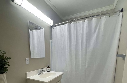 Downtown Apartment | 1 spacious Cozy Room right by the Santa Monica Pier.