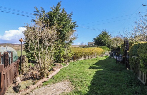 Ilkley Cottage | 1 UPPER AUSTBY FARM COTTAGE, pet friendly, with a garden in Ilkley