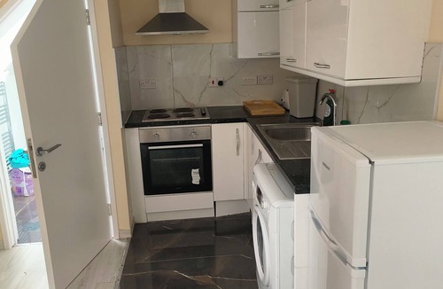 Broad Green Apartment | 10 min. to Wimbledon and 10 min. to East Croydon station Self contained flat