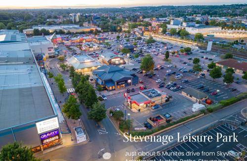 Stevenage Apartment | 1004 m² Apartment ∙ 3 bedrooms ∙ 10 guests