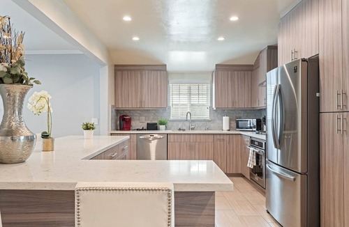 Lake Balboa House | 106 New Home in LA with all New Furniture, POOL & KING Beds!BY Universal Studios