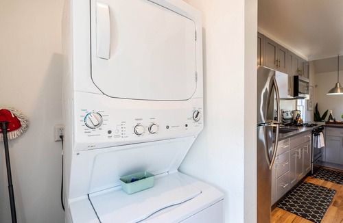 Santa Ana Apartment | ⁂10min-Airport⁂65"Smart Tv⁂W/D⁂Self Check-In⁂AC⁂DTSA⁂