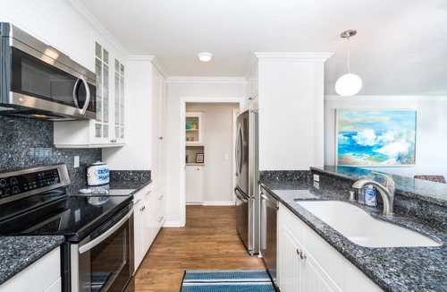 Balboa Peninsula Condo | 116 m² Condo ∙ 3 bedrooms ∙ 8 guests