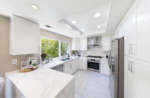 Orange House | 12 Mi to Disneyland! Sleek Suburban Home