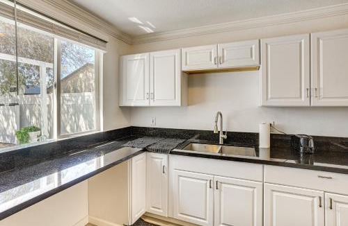 El Rancho House | 12 Mi to Downtown LA Quiet Getaway with Patio
