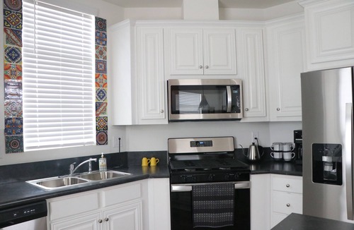 Norwalk House | 12 miles to Disneyland Steps to Sports Park Central location to Beaches & City