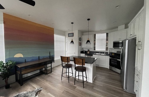 Norwalk House | 12 miles to Disneyland Steps to Sports Park Central location to Beaches & City