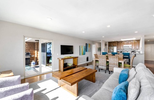 Balboa Peninsula Condo | 122 m² Condo ∙ 3 bedrooms ∙ 8 guests