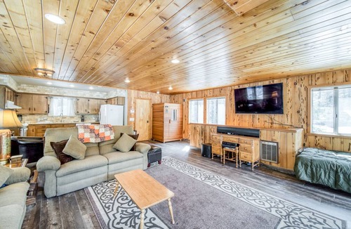 Big Creek Cabin | 139 m² Cabin ∙ 3 bedrooms ∙ 12 guests