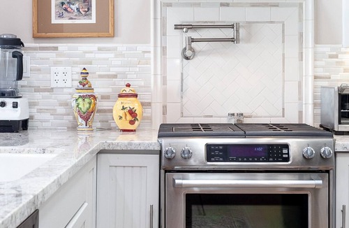 Lancaster House | 15 minutes from Town. (Walmart, major grocery, restaurants, etc.)