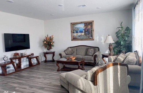 Riverside House | 15% Off Sweet Two Rooms on Second Floor in Riverside