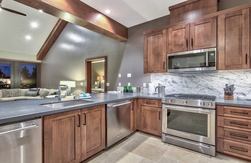 Lakeside Park Condo | 150 m² Condo ∙ 3 bedrooms ∙ 8 guests