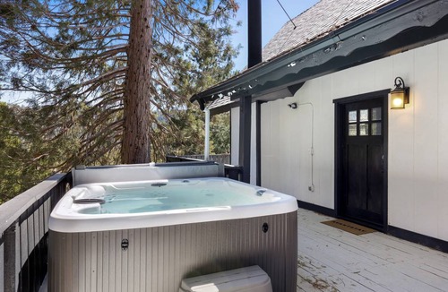 Crestline House | 157 m² House ∙ 3 bedrooms ∙ 8 guests