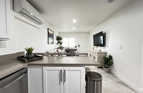 Santa Ana Apartment | ❤ 15min→Disneyland❤10min→Airport❤Parking❤ HBO Max❤
