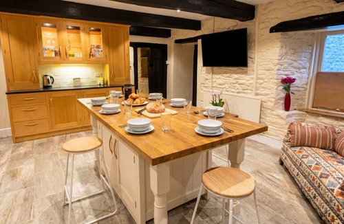 Blaencwm House | 1652 Farmhouse Sleeps 15 · Hot Tub & Log Burners · Rhondda Valley
